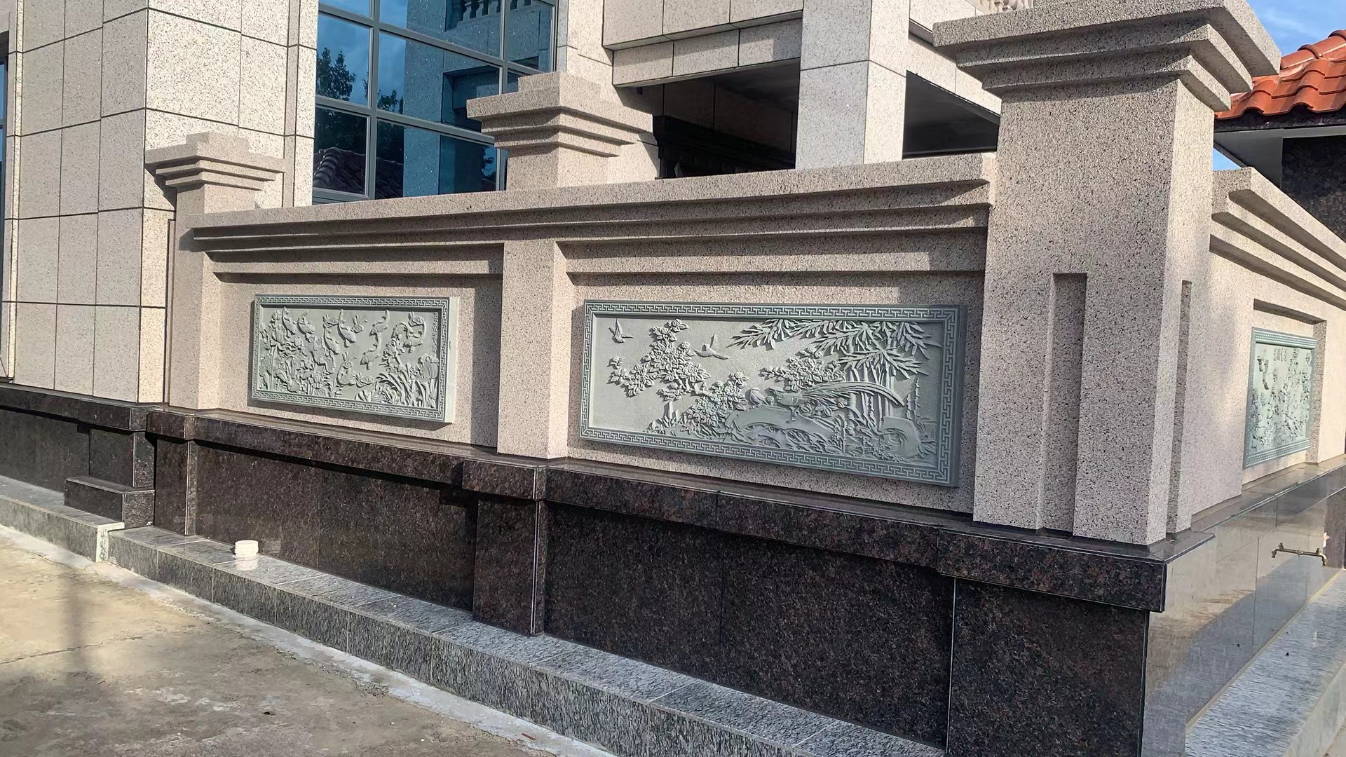 在古老的石墙侧影中,岁月的声音似乎低低回响,每一