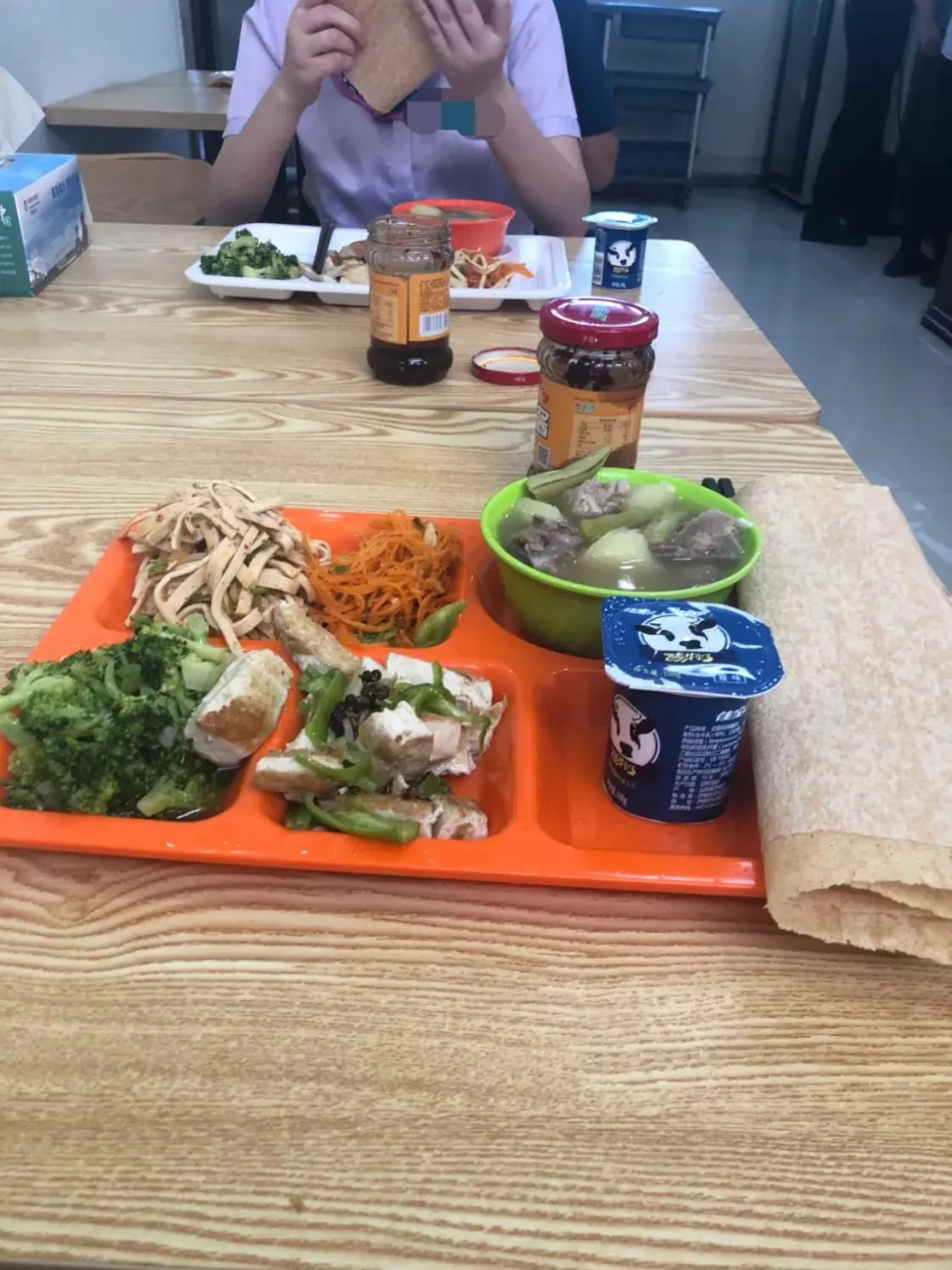 银行员工的自费午餐,山东人一看就知道是哪儿的!