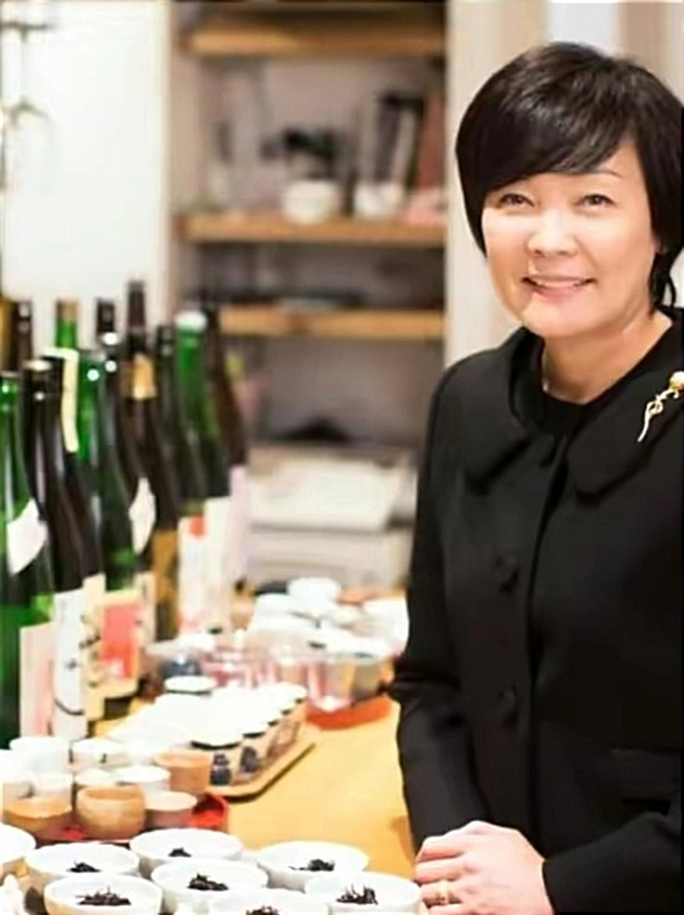 网友说:安倍晋三的夫人安倍昭惠开的小酒馆还在正常营业,里面挂着安倍