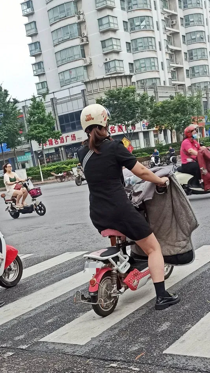 当下猪腿才8块9一斤,这驴蹄子烧饼,6块钱一斤.