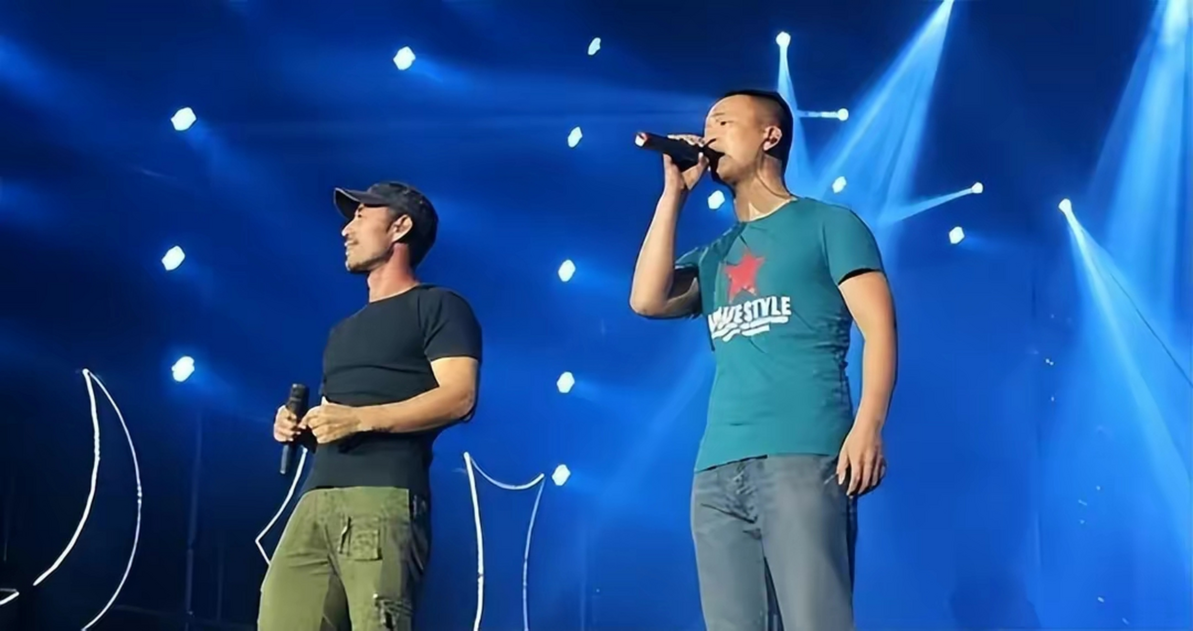 虽然汪峰的音乐在旭日阳刚的演唱下被更多人知晓,但汪峰早已在音乐界