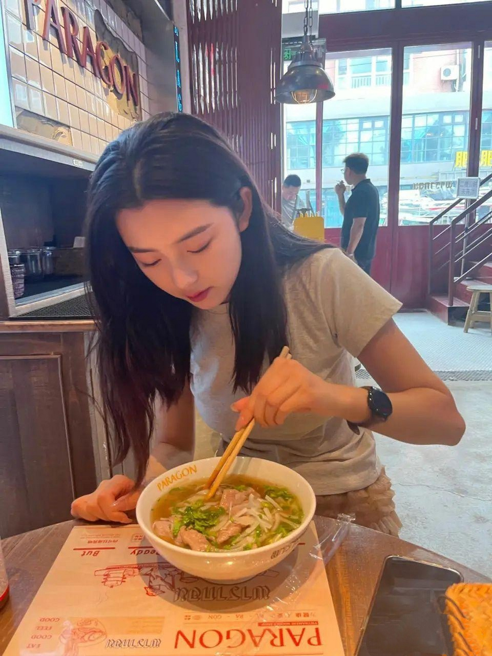 不要谈美食,手才是重点.第一次看到这样的女孩子,应该很少见吧?