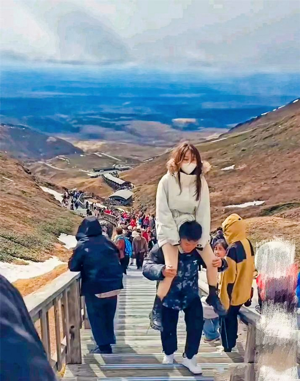 风景区人来人往,大白天的骑男友上山,女孩子的勇气不一般呐!