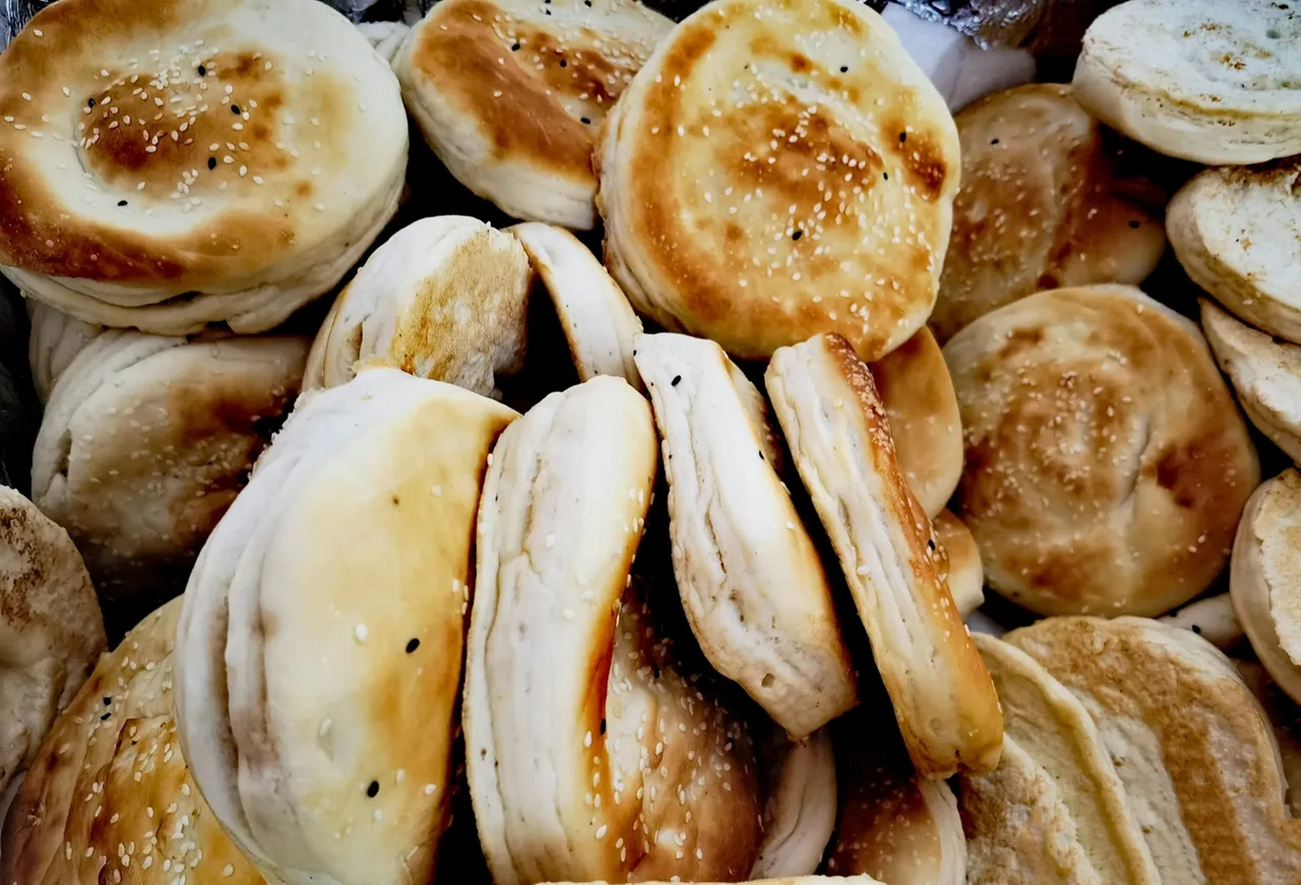 网友:泰山脚下,一碗牛肉汤,烧饼管够,汤可以再续.