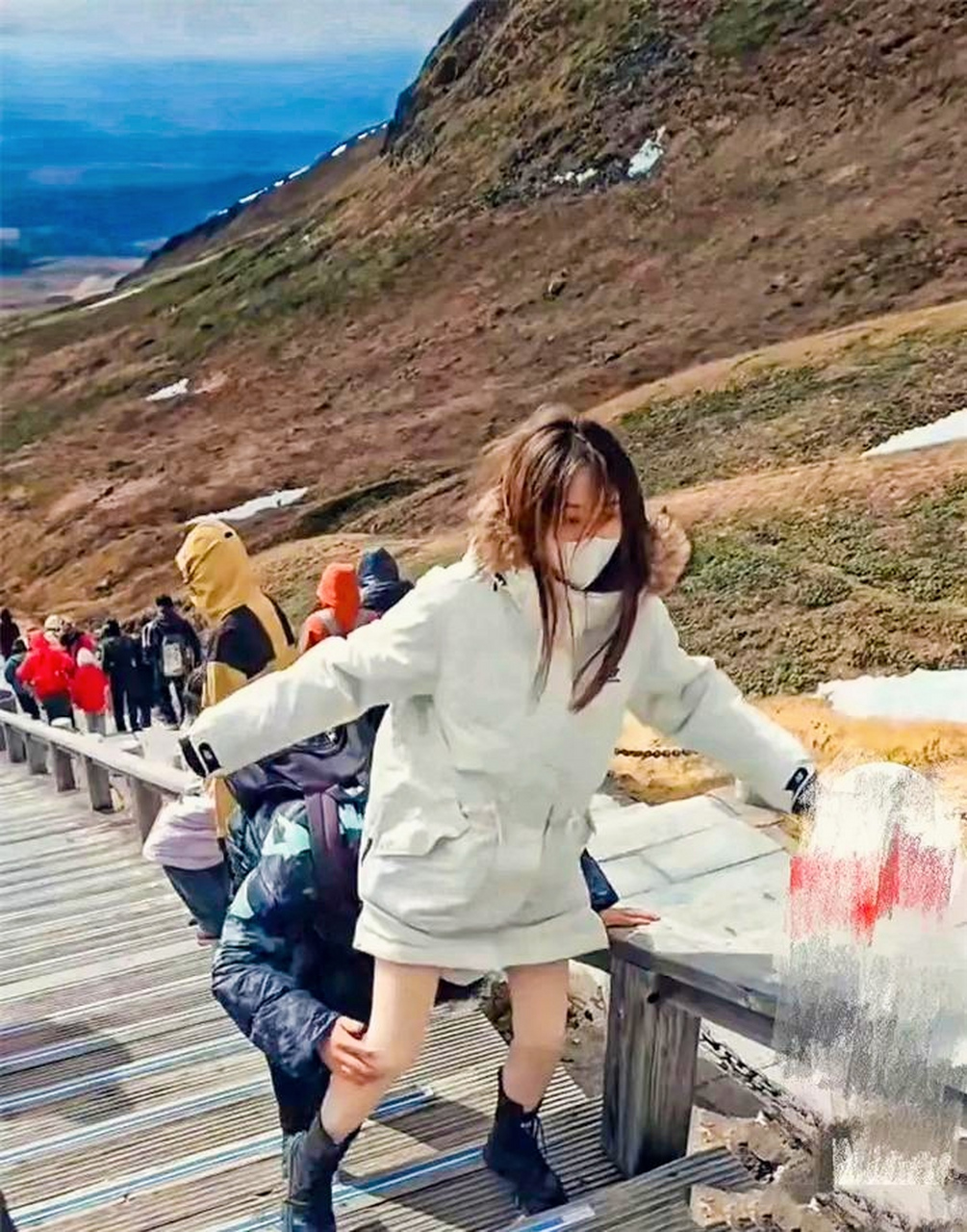 风景区人来人往,大白天的骑男友上山,女孩子的勇气不一般呐!