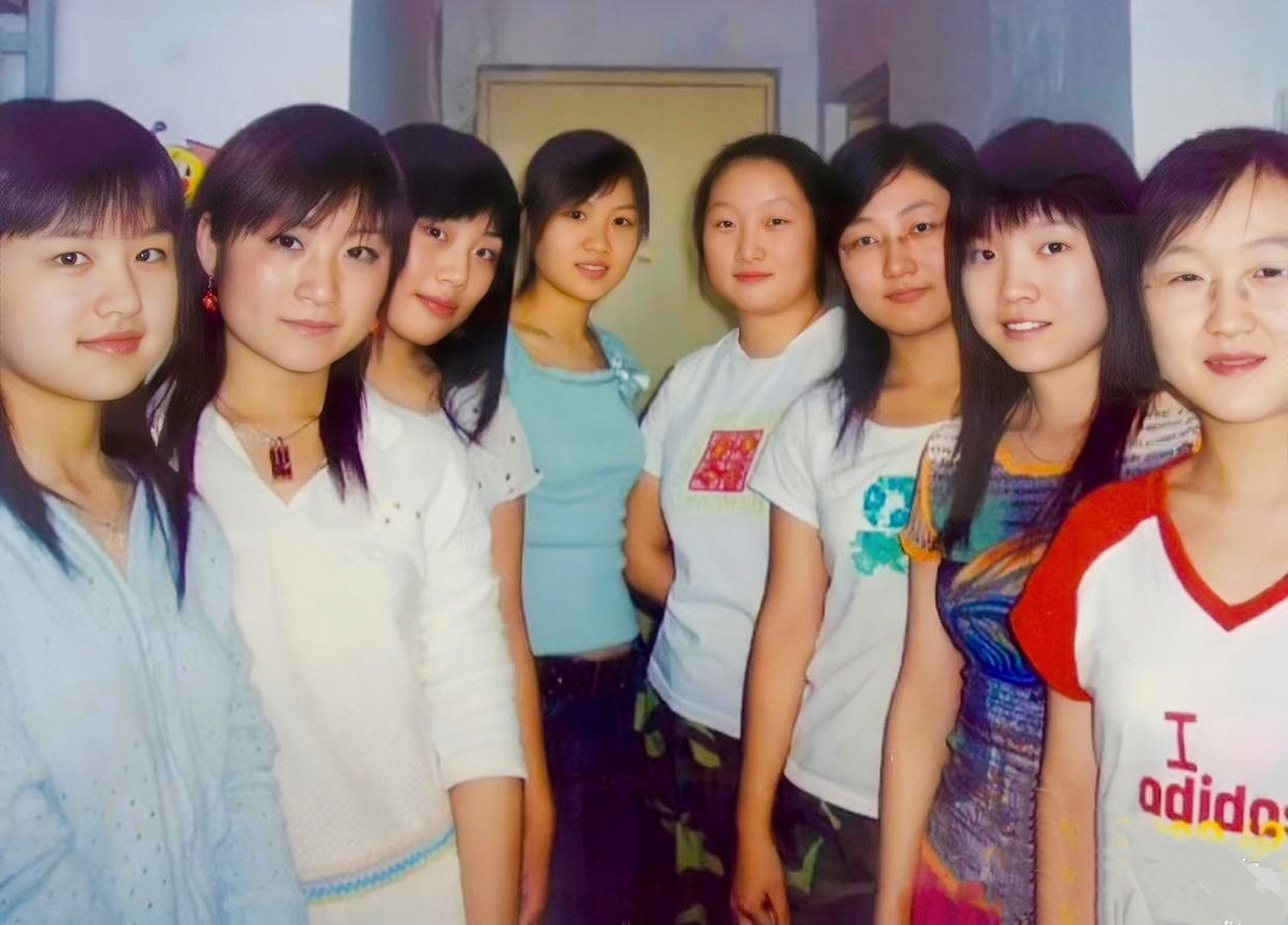 98年毕业,我们的一张合影,当时宿舍里全部女生没有一个在学校里谈男