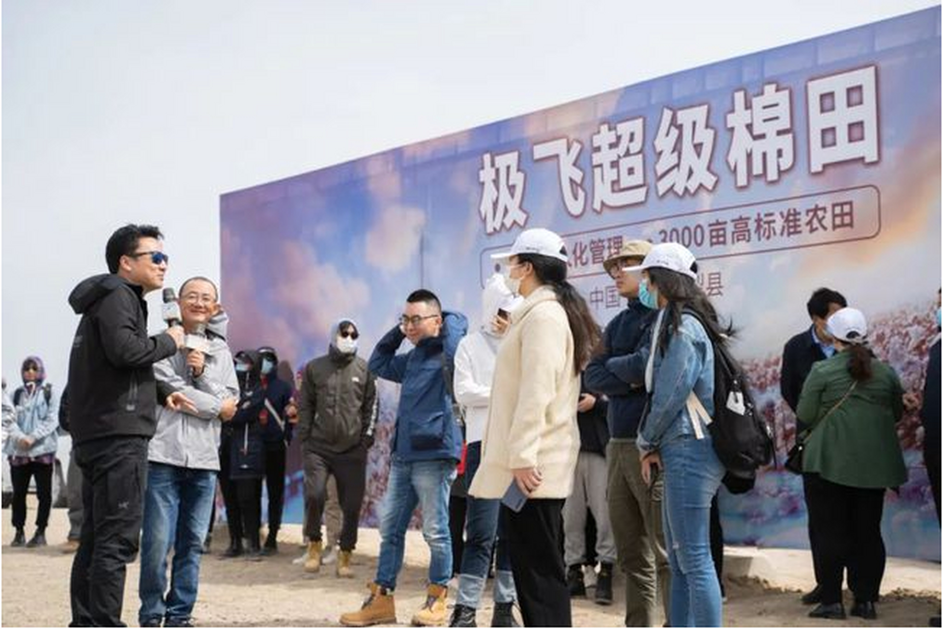 极飞国内首个无人化棉花农场 两位名叫艾海鹏和凌磊的年轻人,将使用