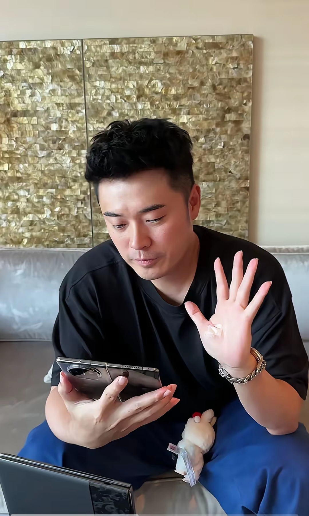 陈赫用的是一水的华为货从华为最新的可折叠笔记本到华为折叠手机又