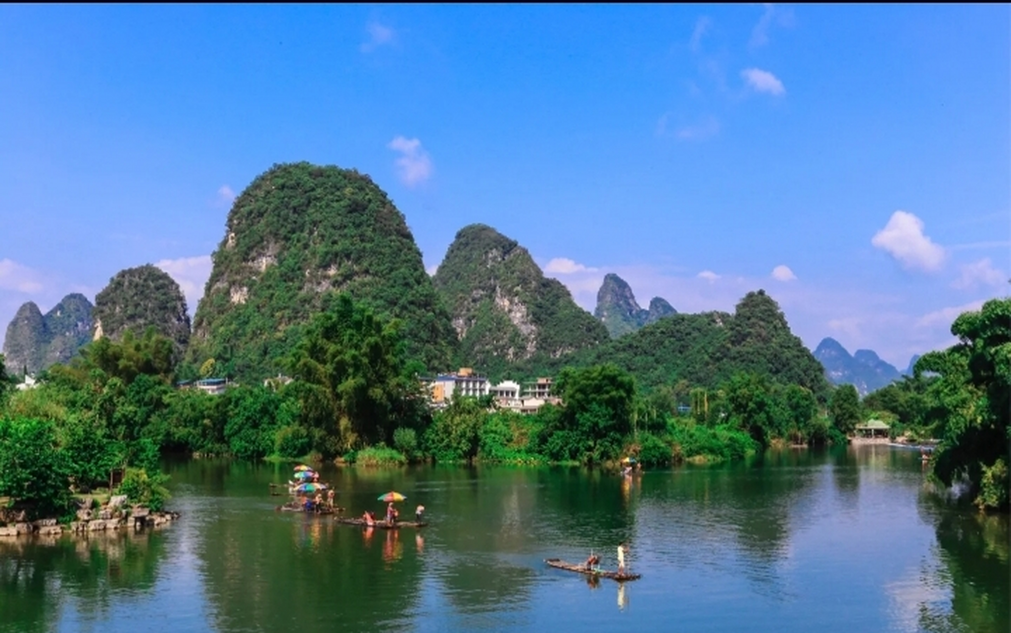 桂林山水甲天下,蜿蜒的漓江,错落有致的喀斯特地貌,美轮美奂的阳朔
