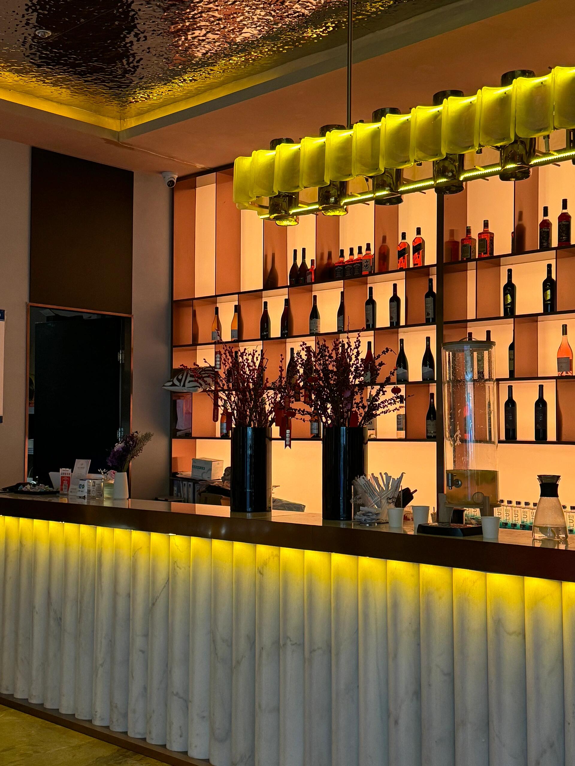 灯光下的酒吧台,美酒与鲜花相伴,生活的小确幸不过如此.