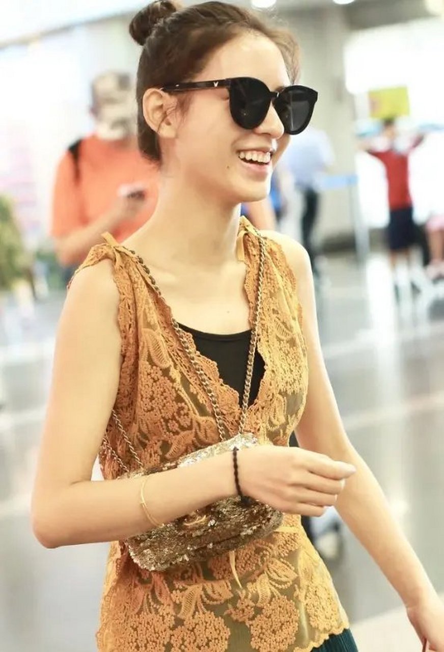 张予曦素颜反而更洋气,穿蕾丝上衣配半身裙走机场,丸子头好时髦!