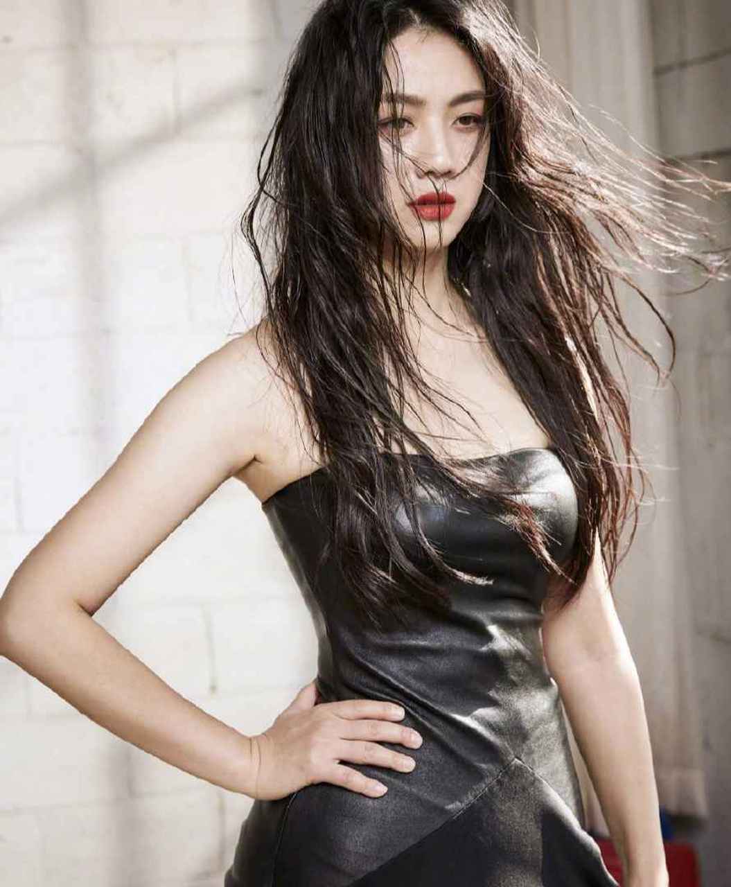 汤唯登上《视相variety》12月刊封面,红唇湿发妩媚撩人,女神的美是从