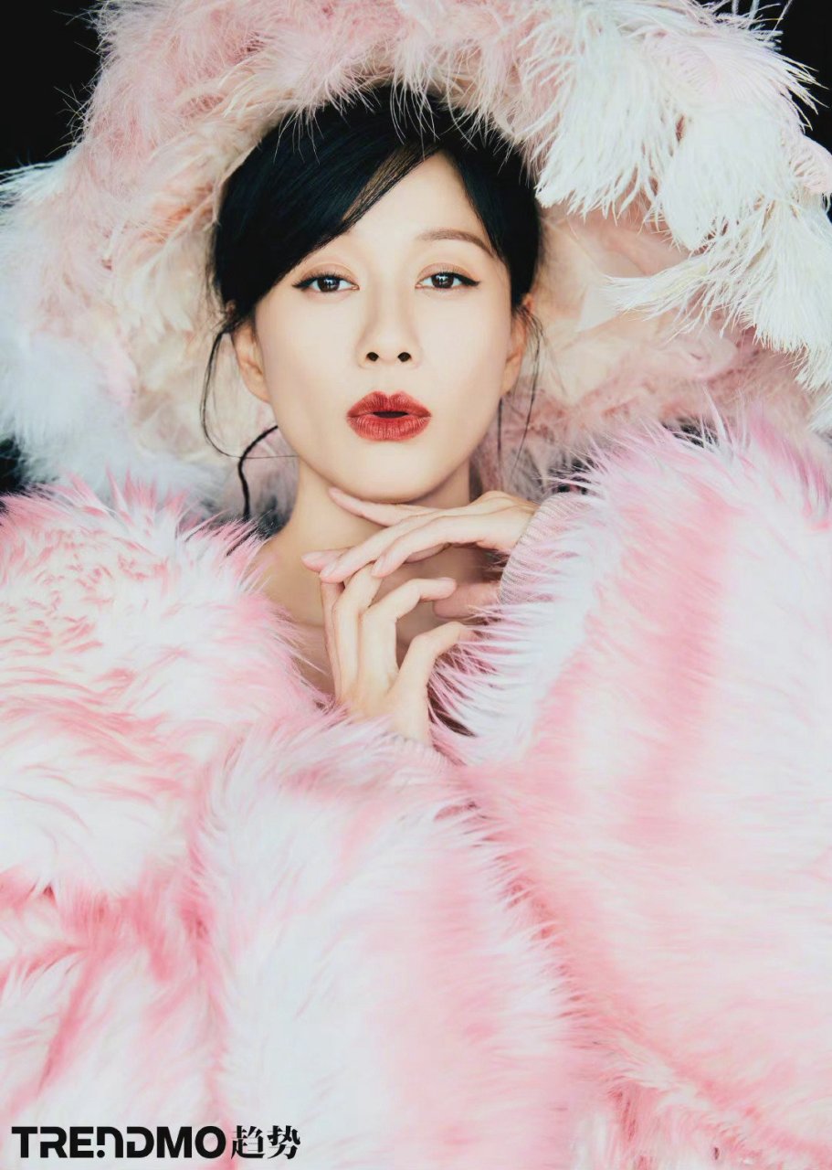 时尚研习社第8期# 倪虹洁全新时尚大片,t以极具复古风格的光影氛围