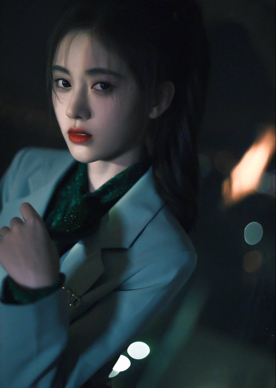 鞠婧祎一身西装造型搭配黑长直,又美又飒,爱了爱了#我心中的女神