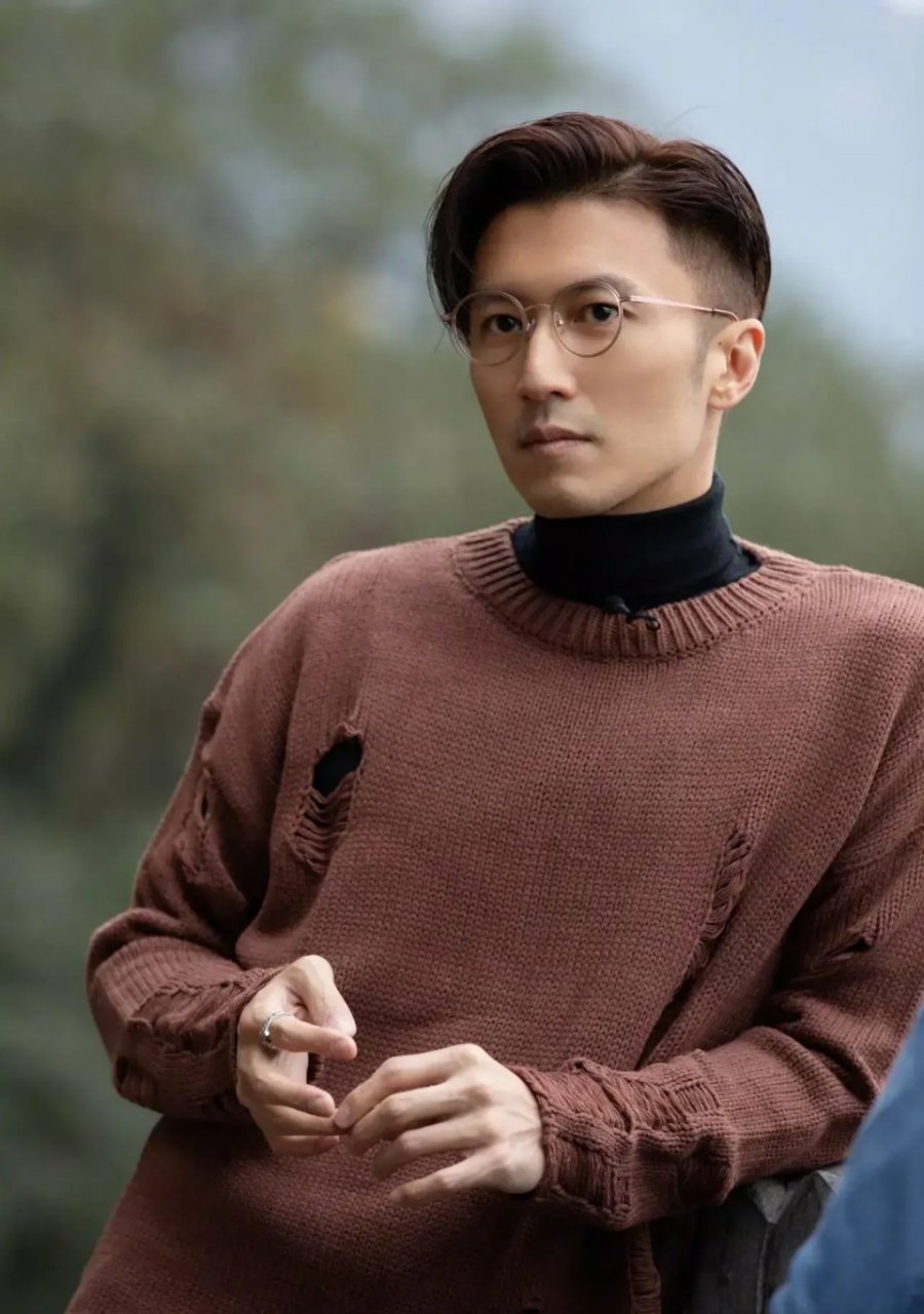应对降温穿搭术# 40岁的谢霆锋风格大变,穿着一件古铜色的破洞毛衣