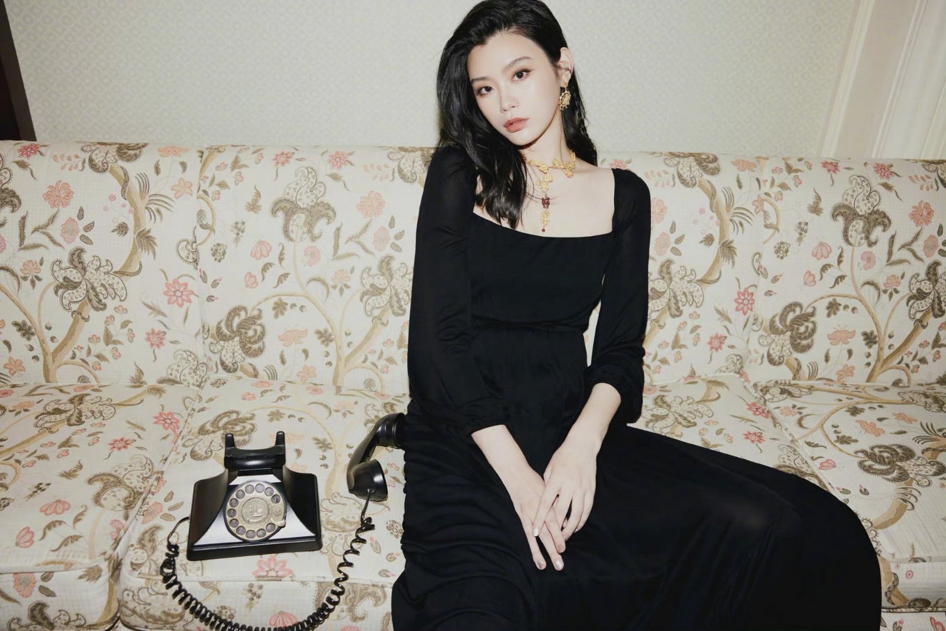 奚梦瑶真不愧是超模,一袭黑色方领长裙搭配迪奥经典镂空长靴,简约设计