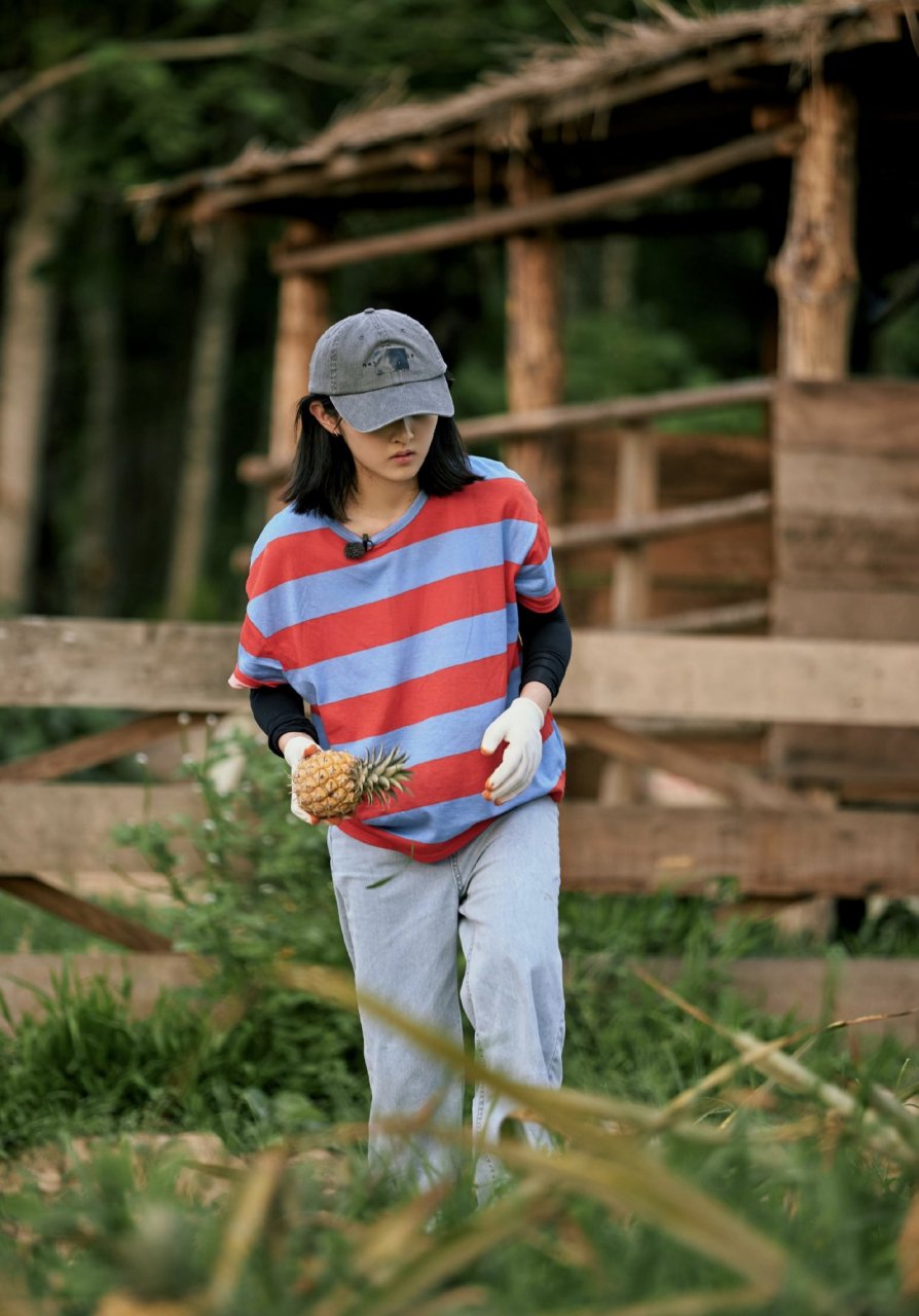 张子枫近夏日休闲穿搭,红蓝条纹衫搭配牛仔裤,舒适又随性