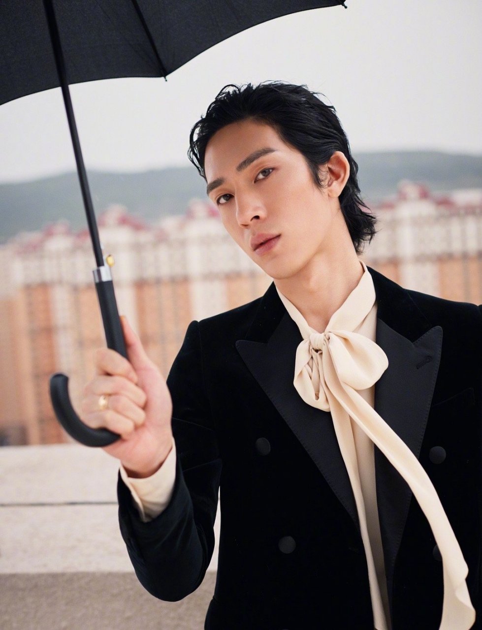 又是被井柏然帅到的一天 ,一身黑色天鹅绒西装,搭配背头发型,干净利落