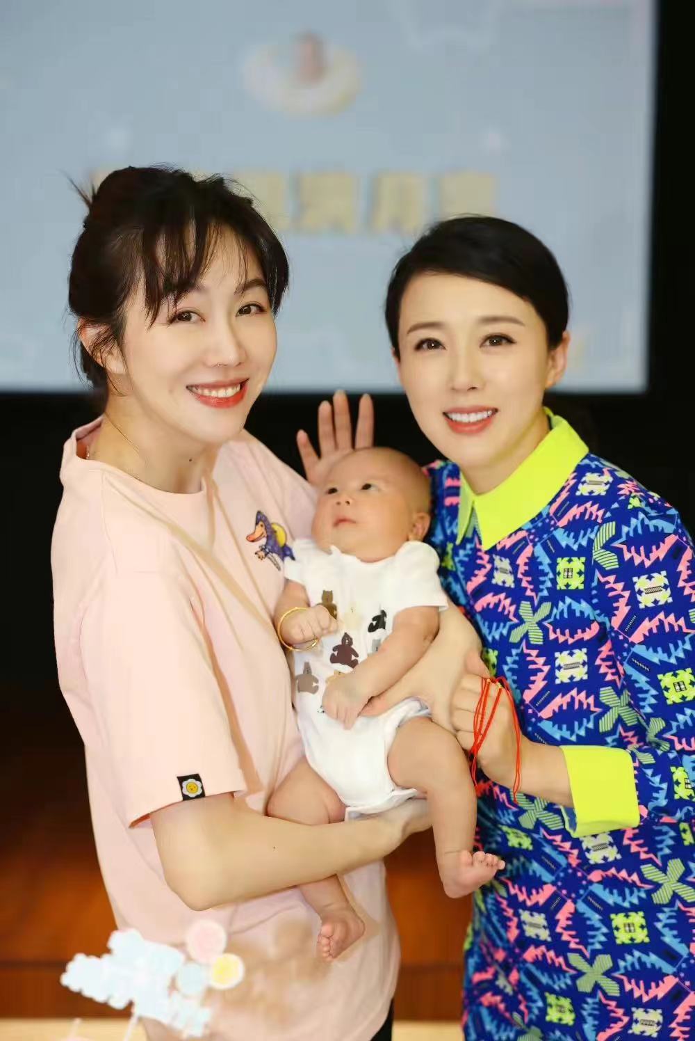 颜丹晨又美到我了,没想到穿花衬衫连衣裙这么优雅的,在领口和两边袖口