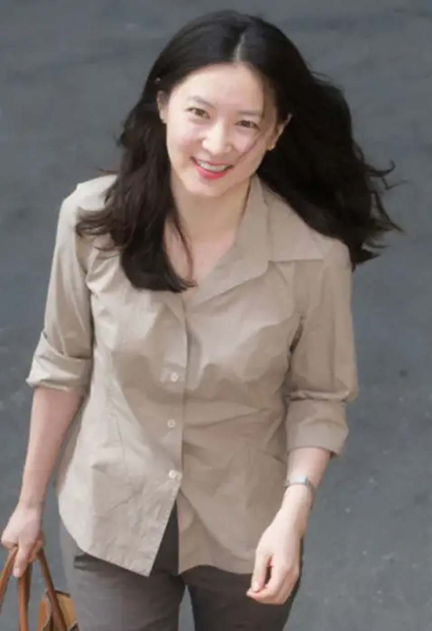 李英爱是韩国女神,但是她在中国也有一定的知名度,而且李英爱的颜值在