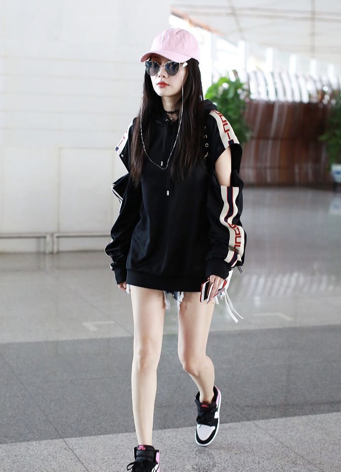 李小璐真的很喜欢嘻哈风 身穿卫衣搭配牛仔短裤大秀美腿, 清新脱俗,太