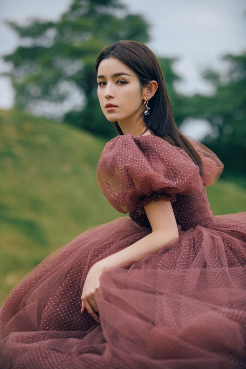 时尚研习社第七期# 哈妮克孜又美到我了,一身酒红色纱裙礼服置身煌忖