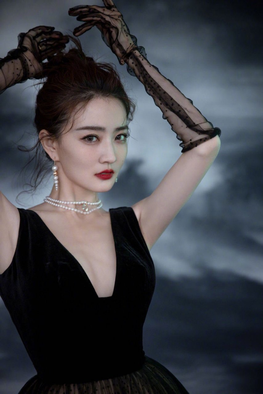 徐璐惊艳到我了,一袭深v长裙搭配珍珠配饰,复古盘发搭配精致妆容,尽释