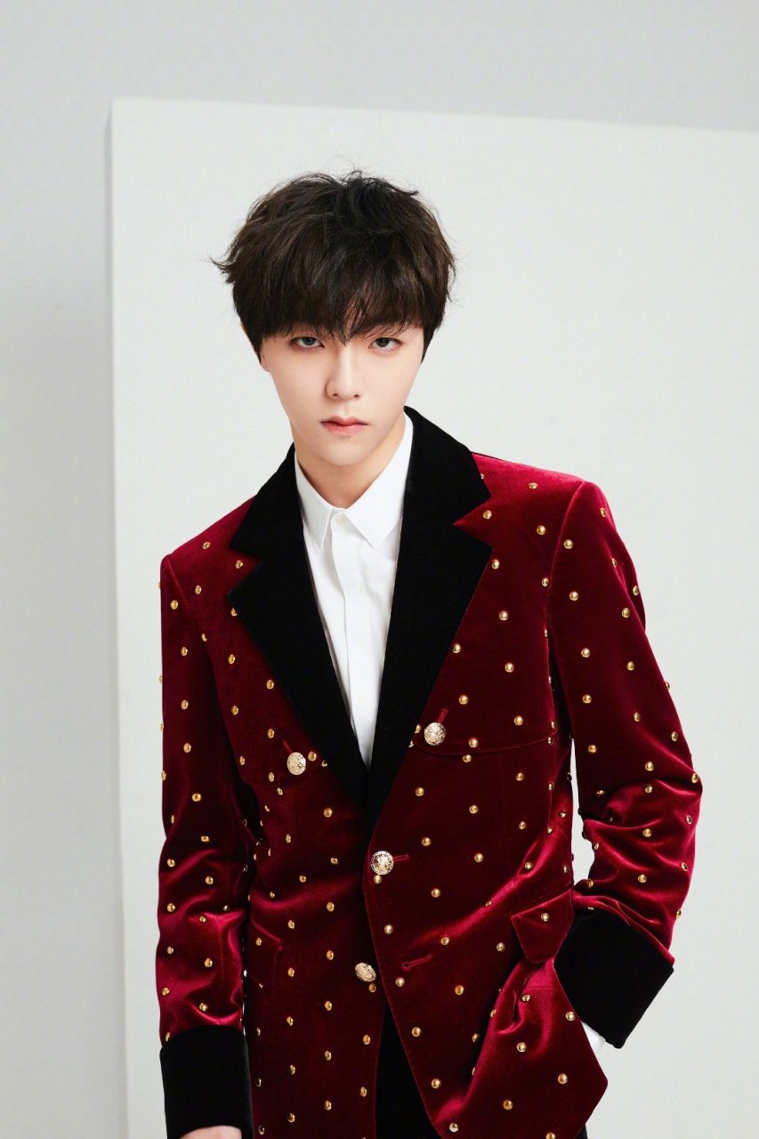 陈立农首次登上春晚舞台,红色丝绒正装喜气洋洋,点缀的金色装饰好像一