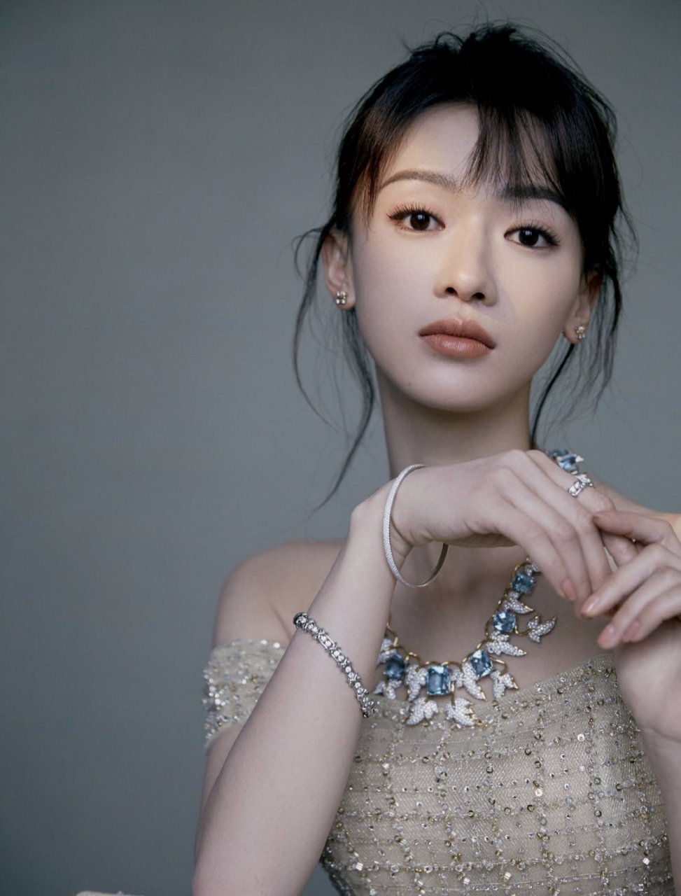 吴谨言身穿金色编织款礼服裙搭配碎钻渐变色高跟鞋,法式刘海慵懒迷人