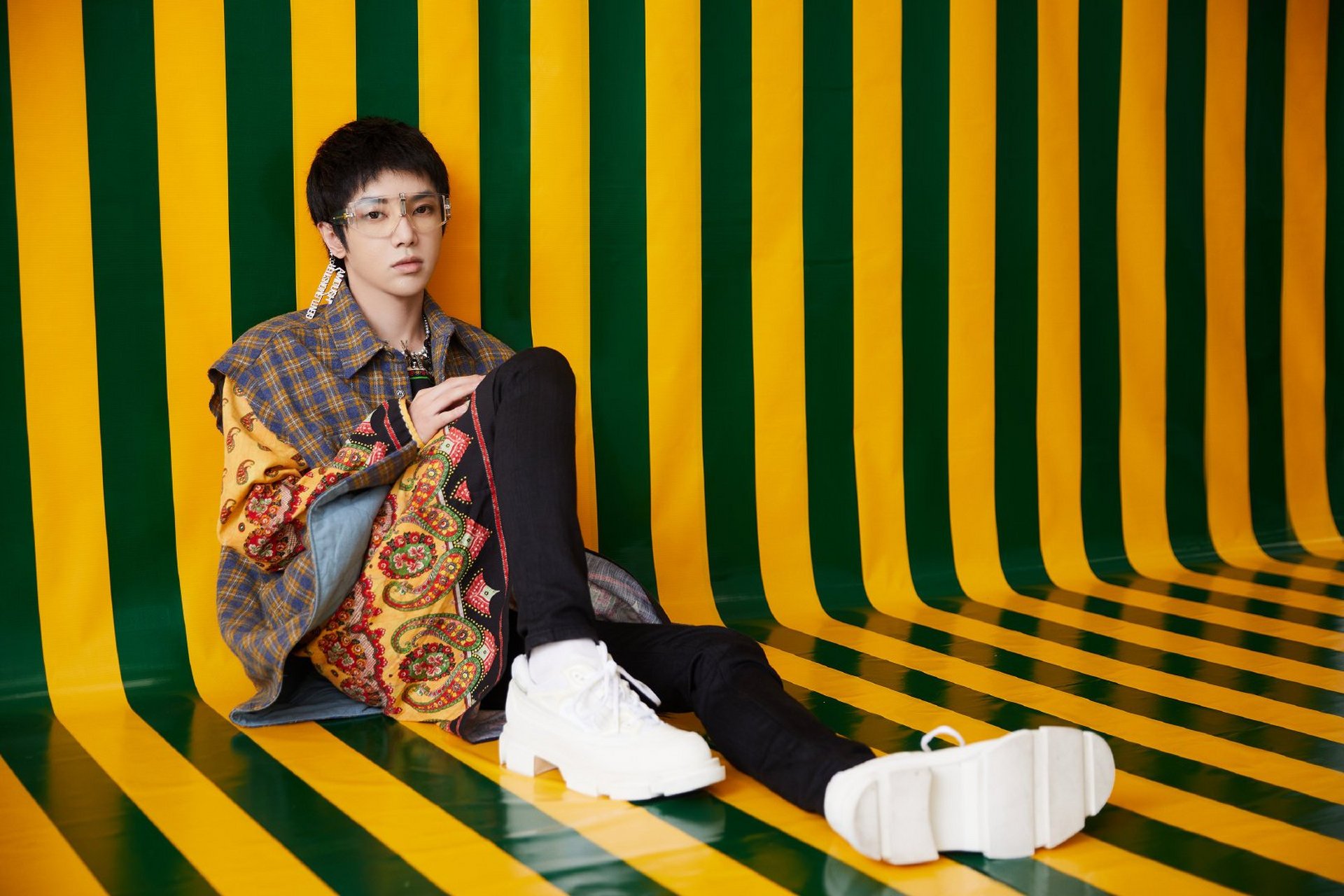 华晨宇身穿gucci的波西米亚风裙装,字母耳链戴上拍照简直自带水印