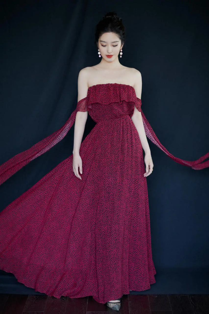 唯一的缺点就是有些挑人,一不小心就会穿出老气的感觉,杨采钰很聪明