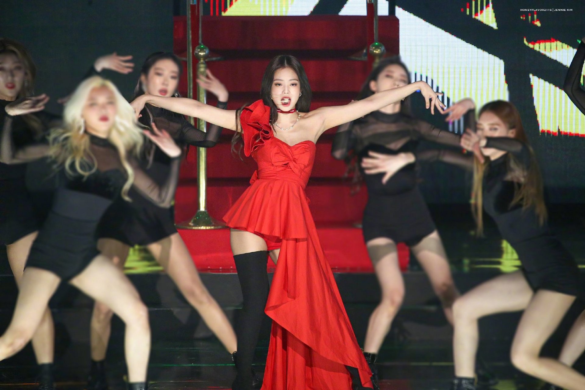 春运最in街拍# #时尚研习社第9期# jennie红玫瑰造型惊艳到我了,妖娆