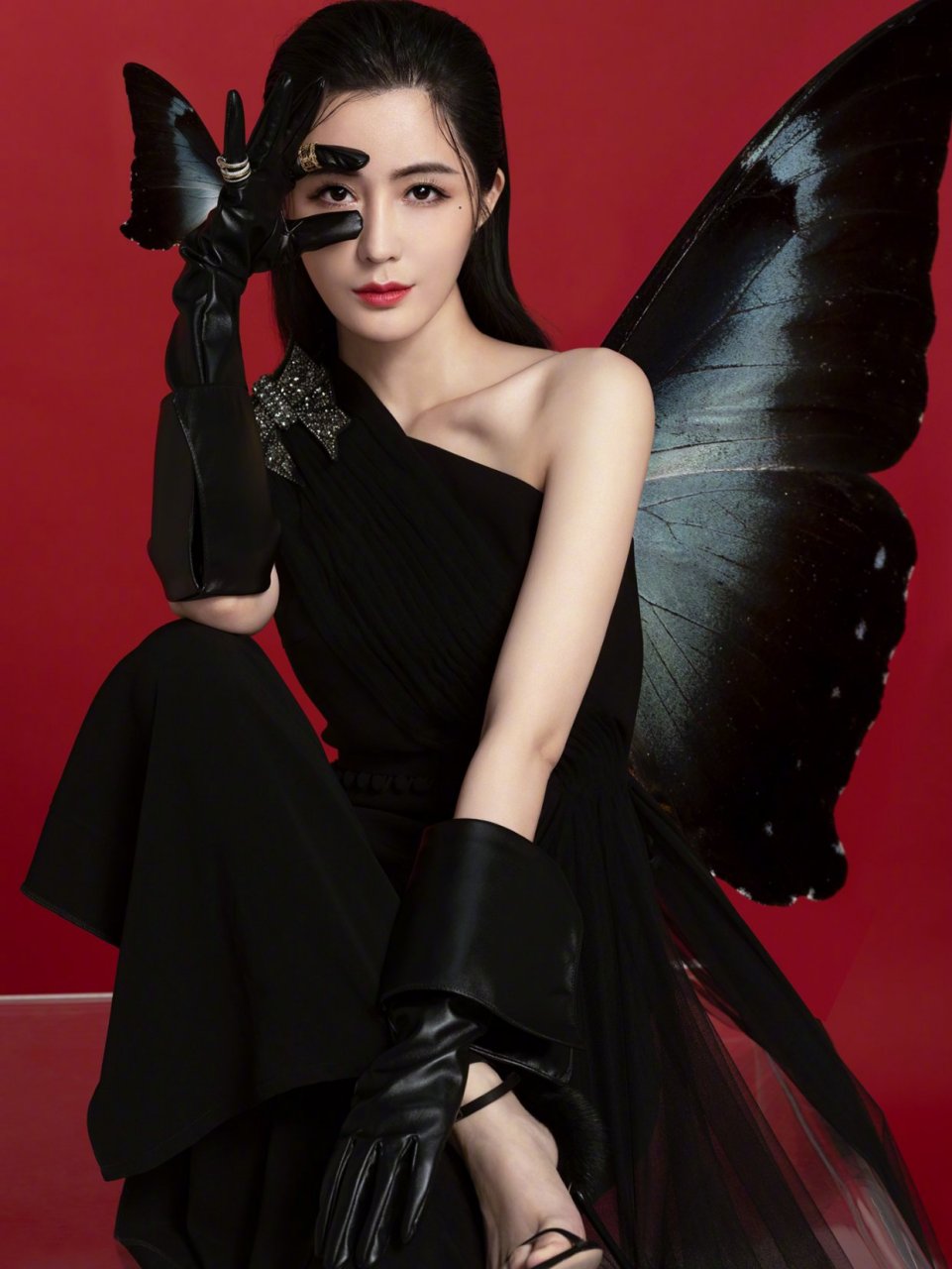 汤晶媚 惊艳到我了,一身黑色斜肩礼服,简单干练,高级感满满!