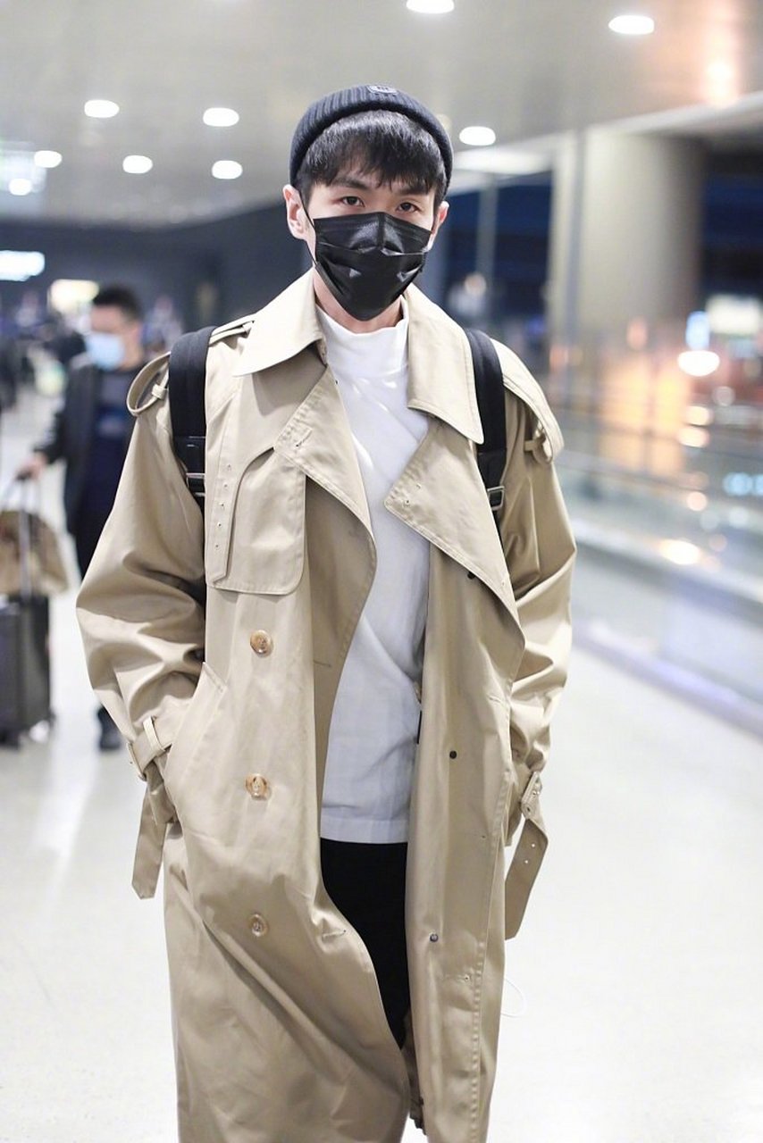 张若昀低调现身上海机场,高挑帅气的风衣boy~ 676767#早春穿搭