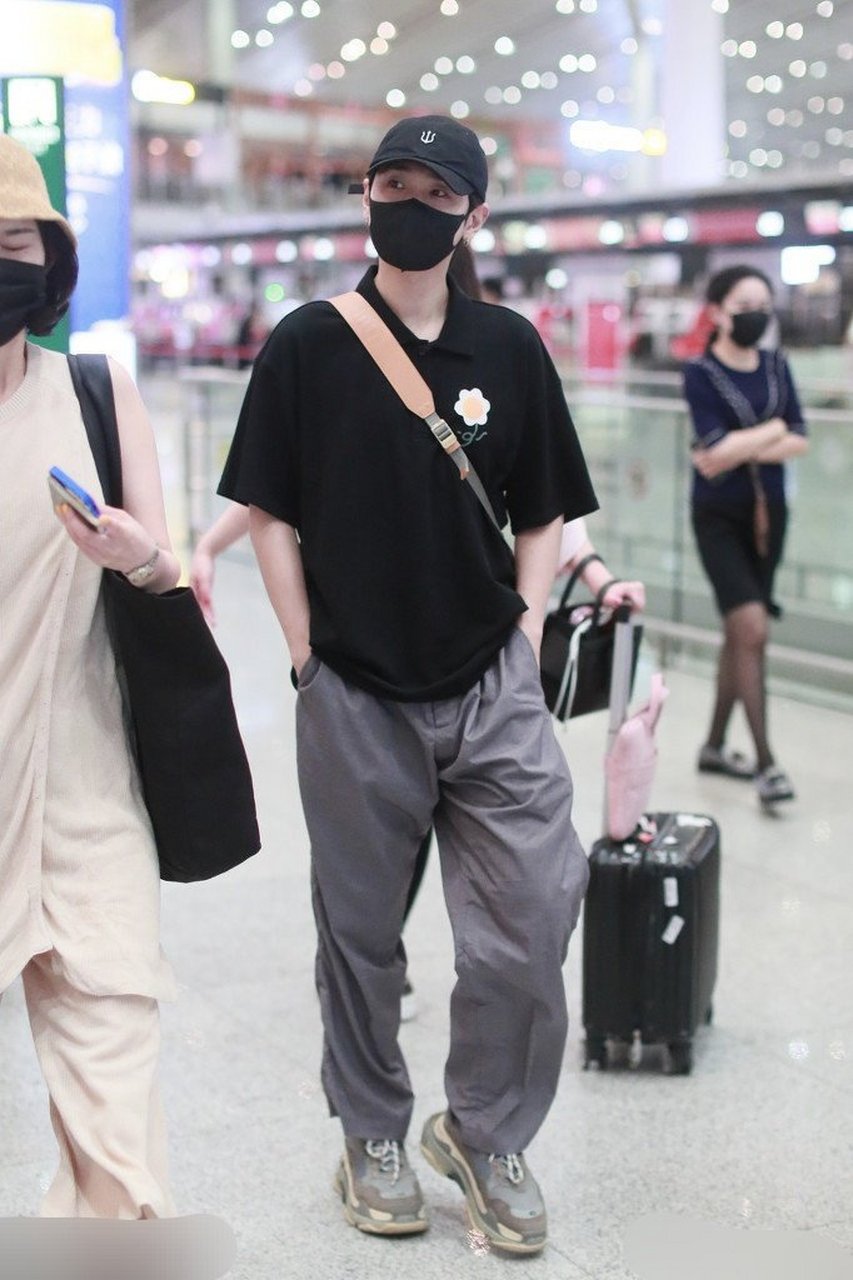 汪苏泷 身穿黑色黄色logo的polo衫搭配灰色运动裤,时髦有型#卖萌限定