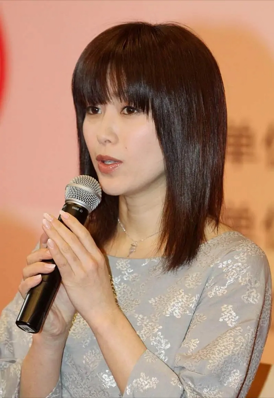 这次身穿印花连衣裙搭配齐刘海,时尚优雅,少女感十足!