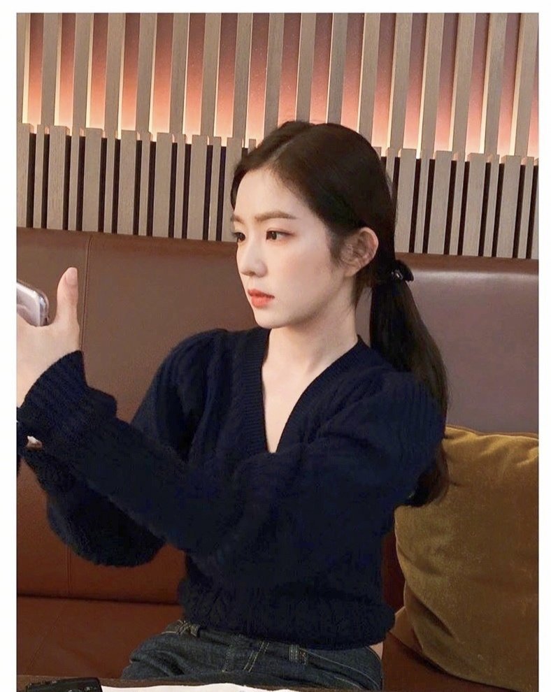 裴珠泫身穿藏蓝色蝴蝶结毛衣,妆容精致,静谧优雅