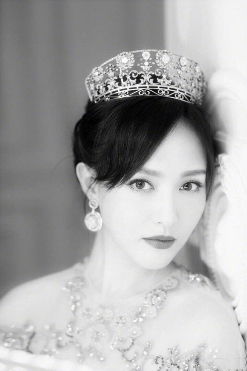 唐嫣 头戴皇冠,一袭白色礼服,精致典雅仙气十足!