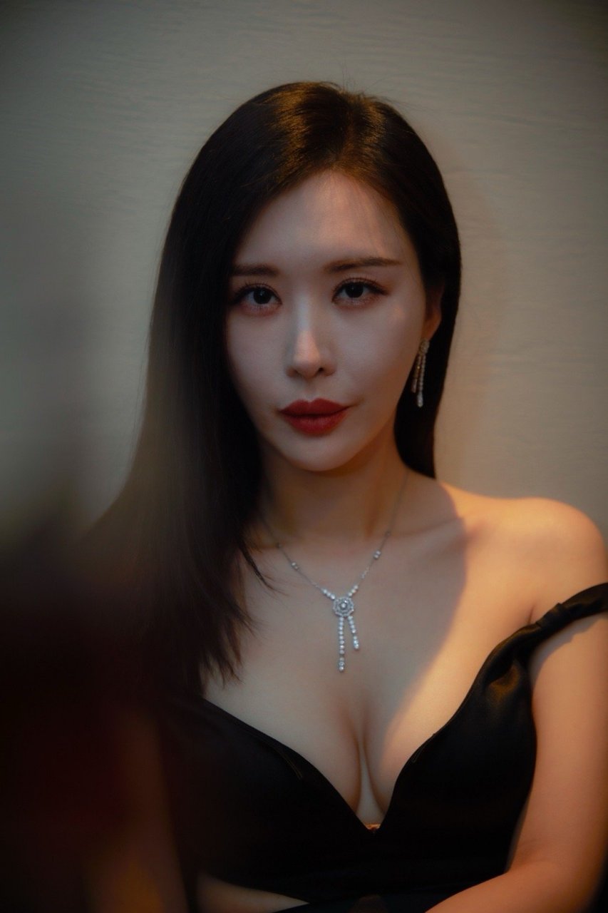 田朴珺真不愧是王的女人,午夜马蹄莲露肩拖尾长裙,礼服的剪裁设计搭配