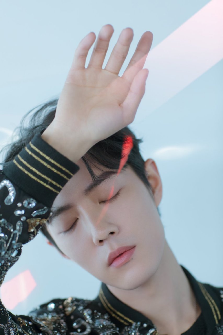 肖战时尚芭莎的大片好好看呀,冷峻与温柔随意切换~你们喜欢怎么样的呢