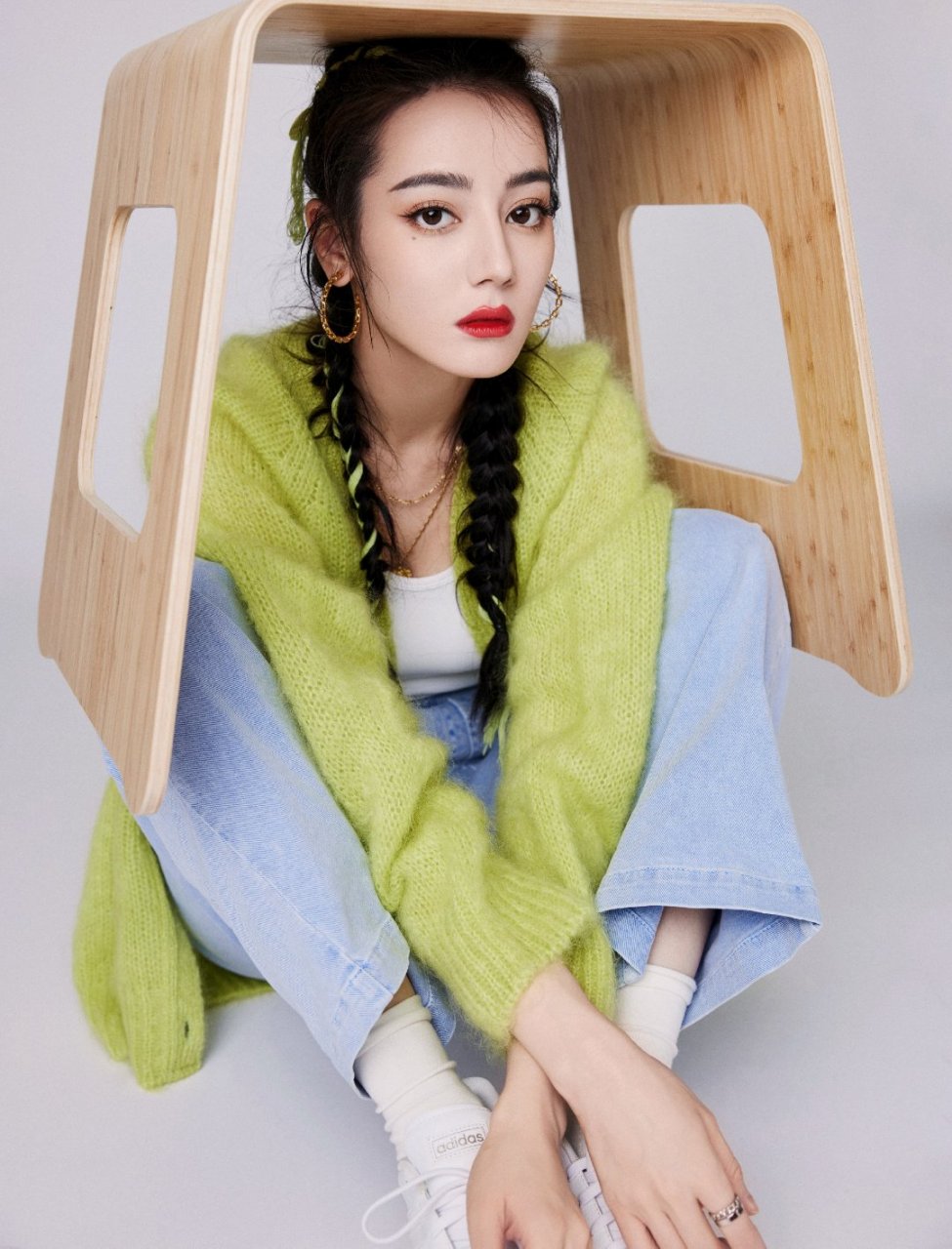 迪丽热巴也太好看了吧,扎着马尾辫,身穿牛油果绿针织开衫搭配牛仔裤