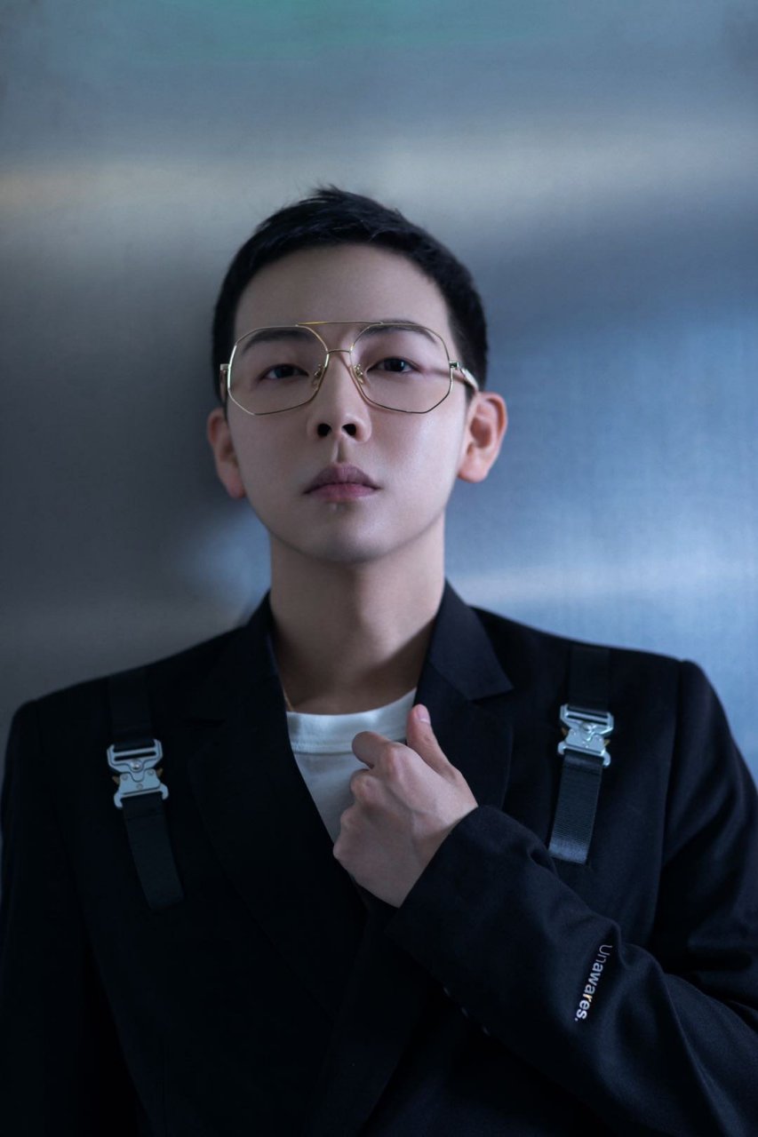 初冬藏肉满分穿搭# #时尚研习社第七期# 胡夏真是帅气,超a寸头身着