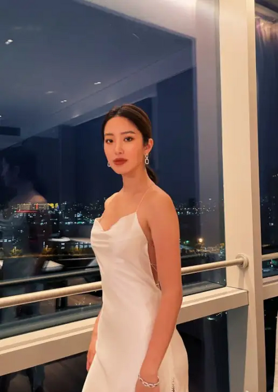 女神杨采钰的身材比例高挑,再加上平时喜欢健身,所以身材的肌肉线条很