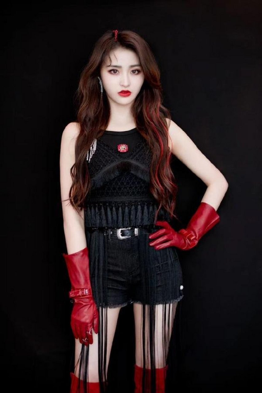 金子涵飒到我啦,黑色小背心 高腰短裤 红色长靴,个性十足,简直a到爆