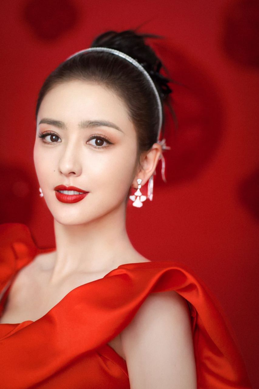 佟丽娅又美到我了,身穿红色礼裙,高扎丸子头盘满钻流苏发箍和耳饰