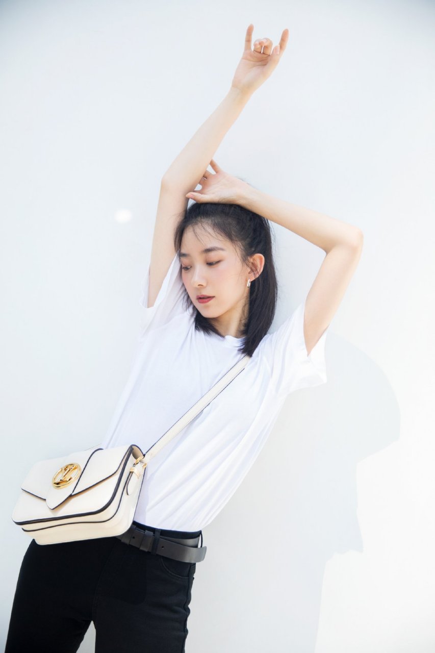 朱颜曼滋的夏天清爽穿搭来啦, 简约白t搭配黑色紧身裤,干净清爽中透有