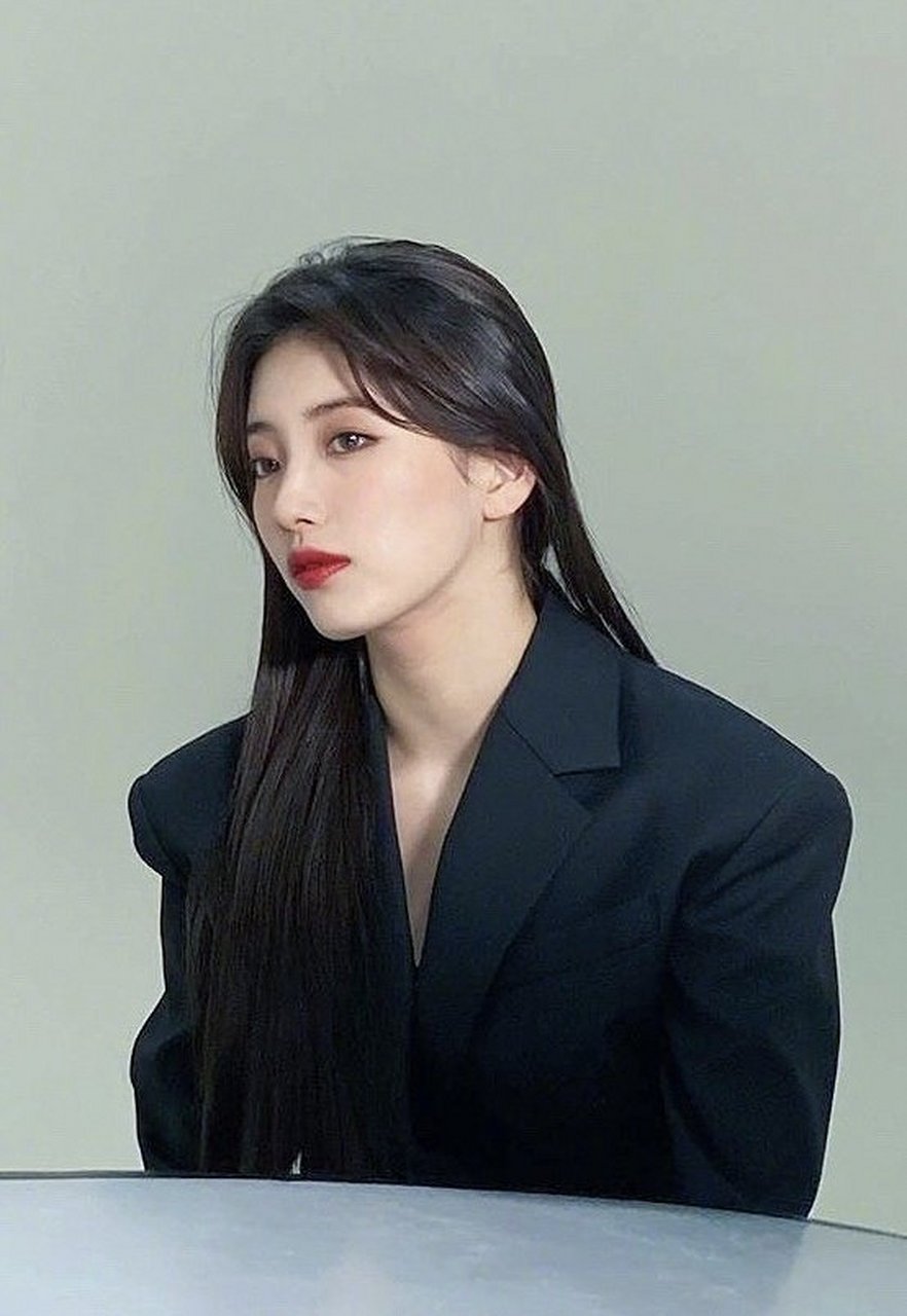 裴秀智身穿黑色西服套装,特别飒,这组妆容也好棒,有突出欧尼的美,我被