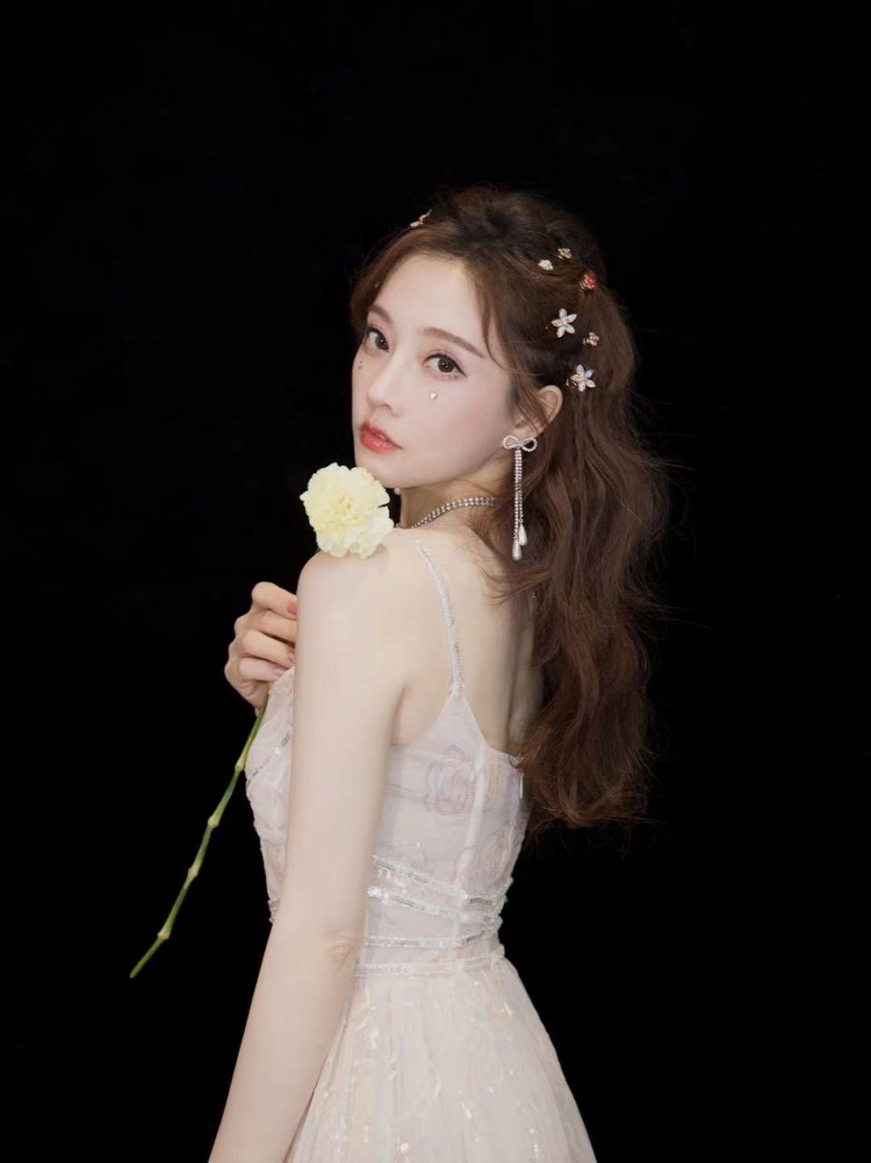 冯提莫 真的好美,一袭杏色连衣裙造型,仙气飘飘!