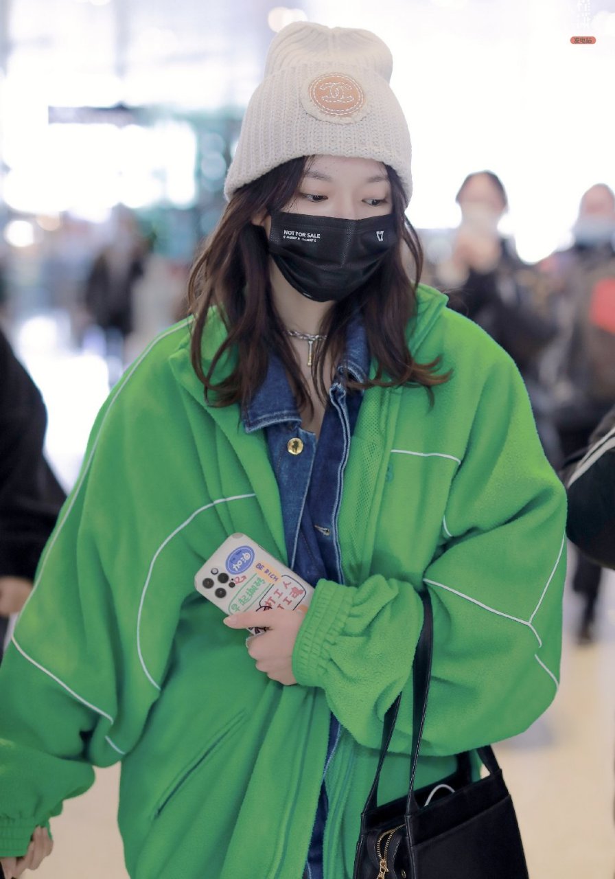 程潇现身机场,牛仔外套和绿色摇粒绒外套搭配,时尚感满满,充满活力