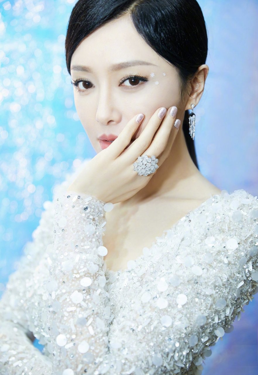 秦岚真的是绝美啊,一袭白色礼服化身冰雪女王,美炸天#春日fashion穿搭